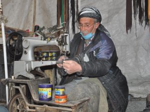 20 senedir ayakkabı tamirciliği yapıyor