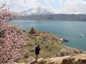 Akdamar Adası’na ziyaretçi akını