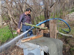 Kaldığı yaylada elektrik üretti