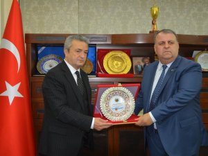 Hakkarli İş İnsanı Karahanlı'ya plaket