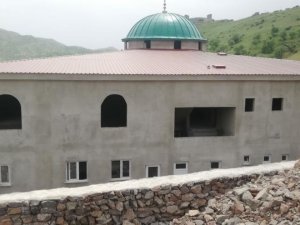 Sınırda yapılan cami destek bekliyor