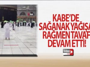 Kabe'de sağanak yağışa rağmen tavaf devam etti