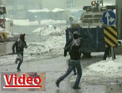 Zırhlı aracı taş yağmuruna tuttular
