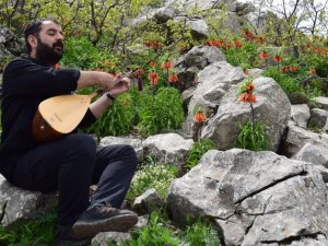 Ters lalelerin önünde türkü söyledi