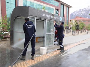 Hakkari’de şehir içi duraklar dezenfekten edildi