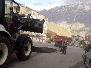 Hakkari’de deforme yollarda çalışma sürüyor