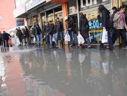Yağmur çarşı merkezini gölette çevirdi