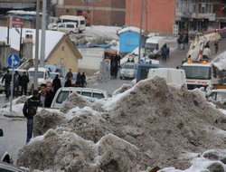 Karla kaplı kaldırımlar temizlenmeyi bekliyor