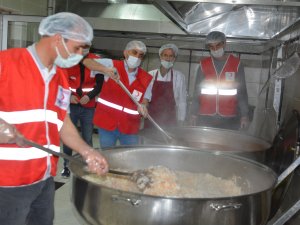 Kızılay'dan 500 kişiye iftar yemeği
