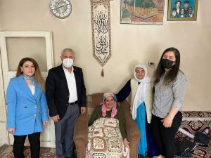 Başkan Özbek'ten fedakâr anneye ziyaret
