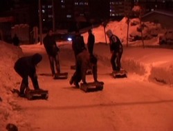 Boş kalan caddeler kayak pistine döndü