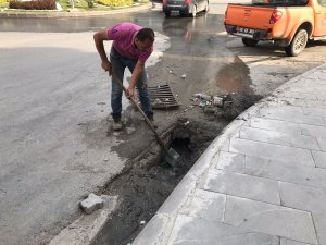 Belediye su atık kanalarını temizledi