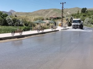 Hakkari caddeleri tazyikli suyla yıkandı