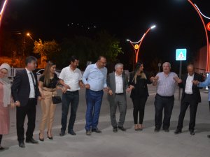 Gazeteciler gece yarısı sınırda halay çekti