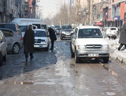 Yüksekova'da buzlar çözülüyor