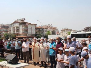 Orman yangınlarına karşı yağmur duasına çıktılar