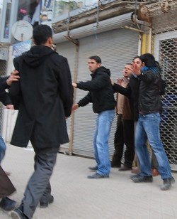 HAKKARİ/DE 13 YARALI 15 GÖZALTI VAR