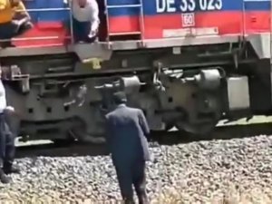 Düğün konvoyunun önünü trenle kestiler