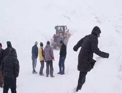 Hakkari-Çukurca karayoluna çığ düştü