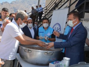 Vali Akbıyık, vatandaşlara aşure dağıttı