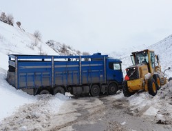 Kamyon Kara Saplandı