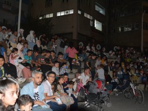Hakkari'de açık hava sinema günlerine yoğun ilgi