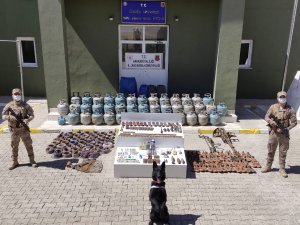 Yüksekova kırsalında 3 sığınak bulundu