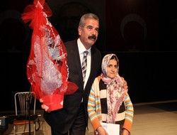 Hakkarili kadınlara karanfilli karşılama