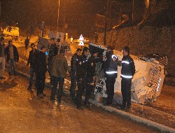 Polis aracı devrildi 3 yaralı