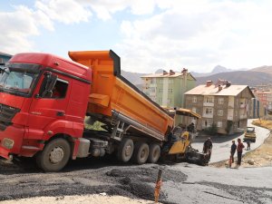 Hakkari'de asfalt çalışmaları sürüyor