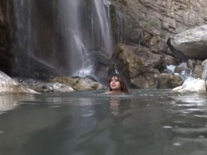 Kadın fenomen Kaval şelalesinde yüzdü