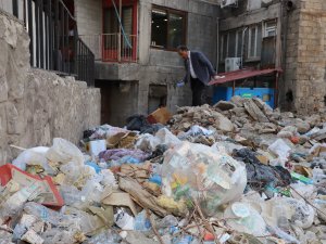 Zabıta ekibinden esnafa çöp uyarısı