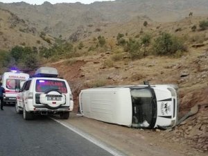 Minibüs şarampole yuvarlandı: 5 yaralı