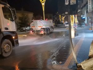 Belediye ekipleri kent merkezine dezenfekte etti