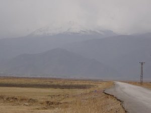 Yüksekova’da iki mevsim bir arada