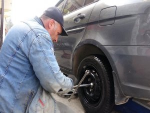 Oto lastikçilerde kış mesaisi başladı