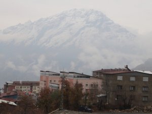 Hakkari Sümbül Dağı beyaz gelinliğini giydi