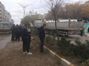 Şemdinli'de patates dolu tır devrildi