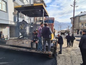 Hakkari belediyesi asfaltta durmak bilmiyor