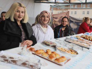 Hakkari'deki Ak kadınlar stant kurdu