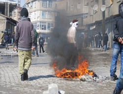 Yüksekova'da 4 yaralı 1 gözaltı