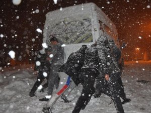 Yer Yüksekova: Araçlar yolda mahsur kaldı