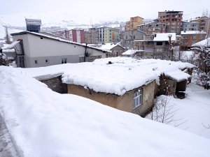 Hakkari'de 247 yerleşim yolu ulaşıma kapandı