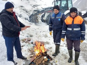 Belediye ekipleri kış şartlarına meydan okuyor