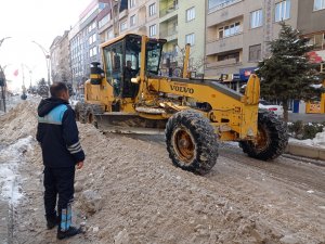 Hakkari'de buz ve karla mücadele
