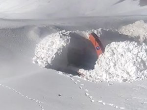 Kar kalınlığı iş makinelerinin boyunu geçti