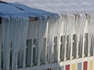 Çatılardaki buz sarkıtları 4 metreyi buldu