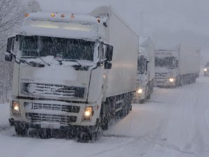 Hakkari karayolunda onlarca araç mahsur kaldı