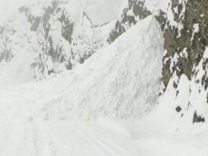 Hakkari’de belde yoluna 4 ayrı noktada çığ düştü