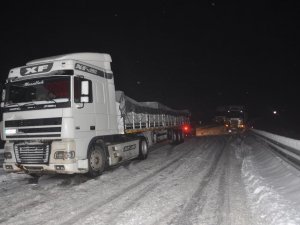 Yüksekova-Van Karayolunda 20 tır mahsur kaldı